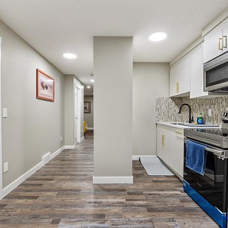 Modern 2 Bedroom Basement Suite With Laundry คาลการี ภายนอก รูปภาพ