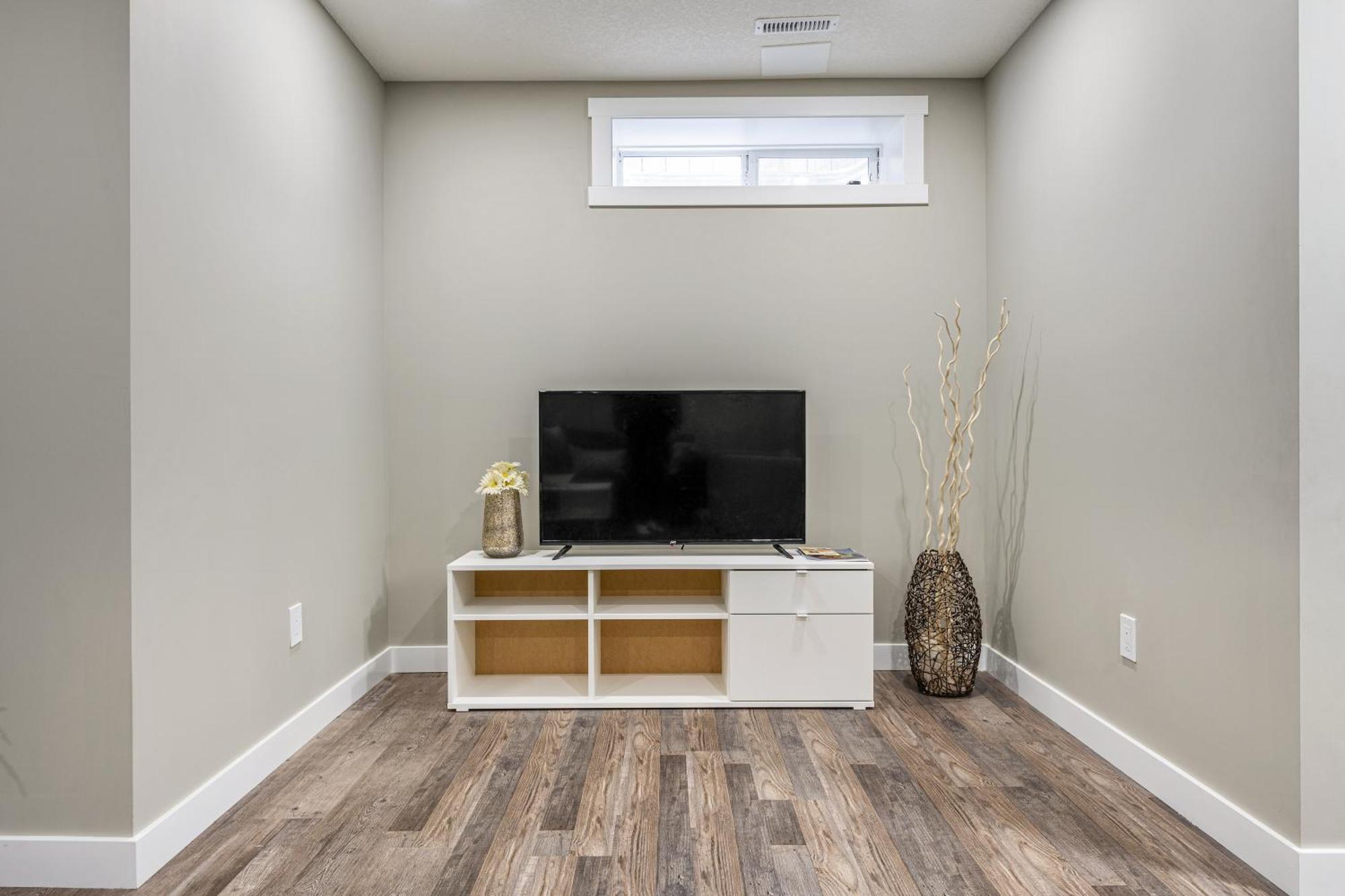 Modern 2 Bedroom Basement Suite With Laundry คาลการี ภายนอก รูปภาพ