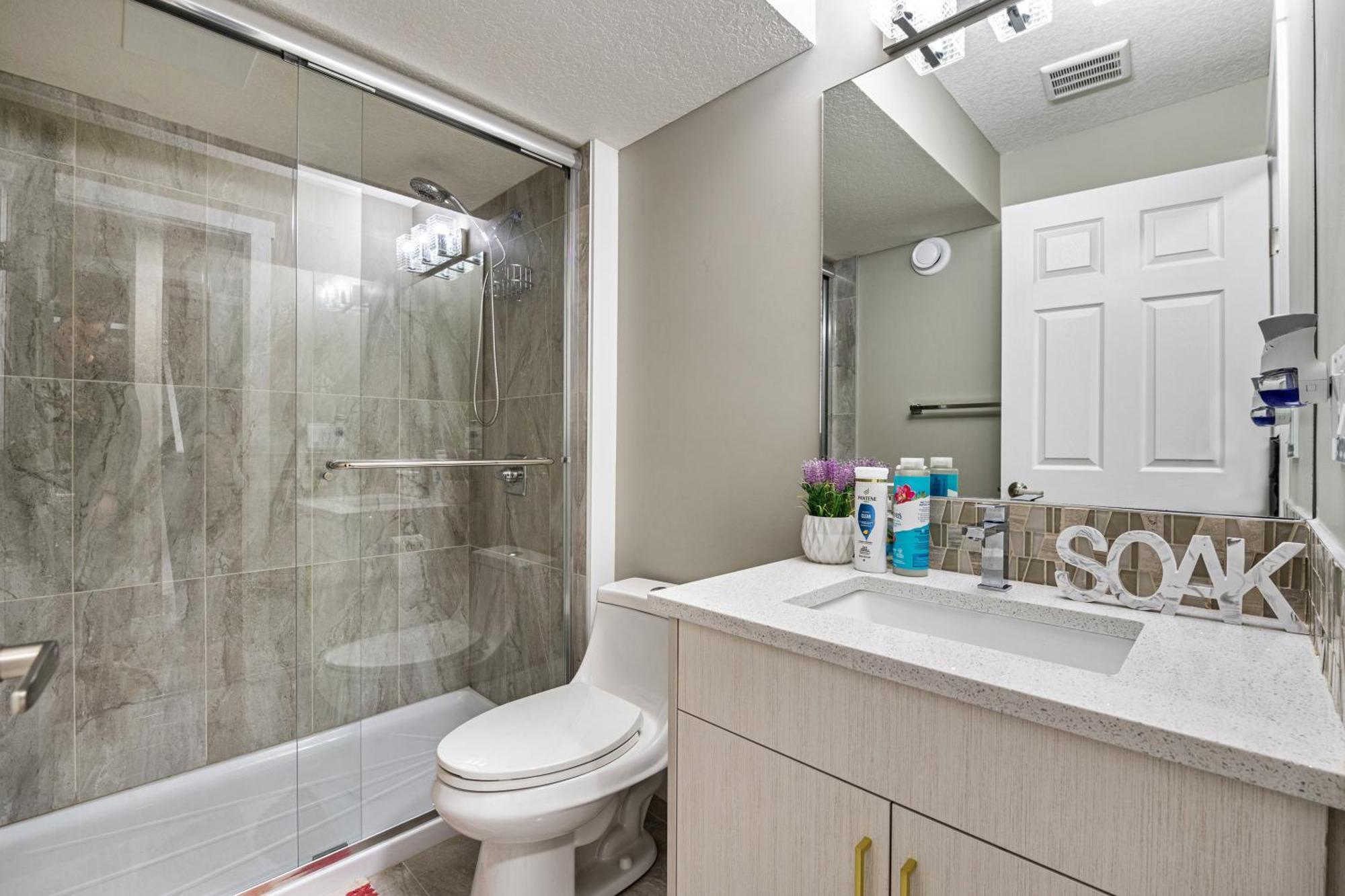 Modern 2 Bedroom Basement Suite With Laundry คาลการี ภายนอก รูปภาพ