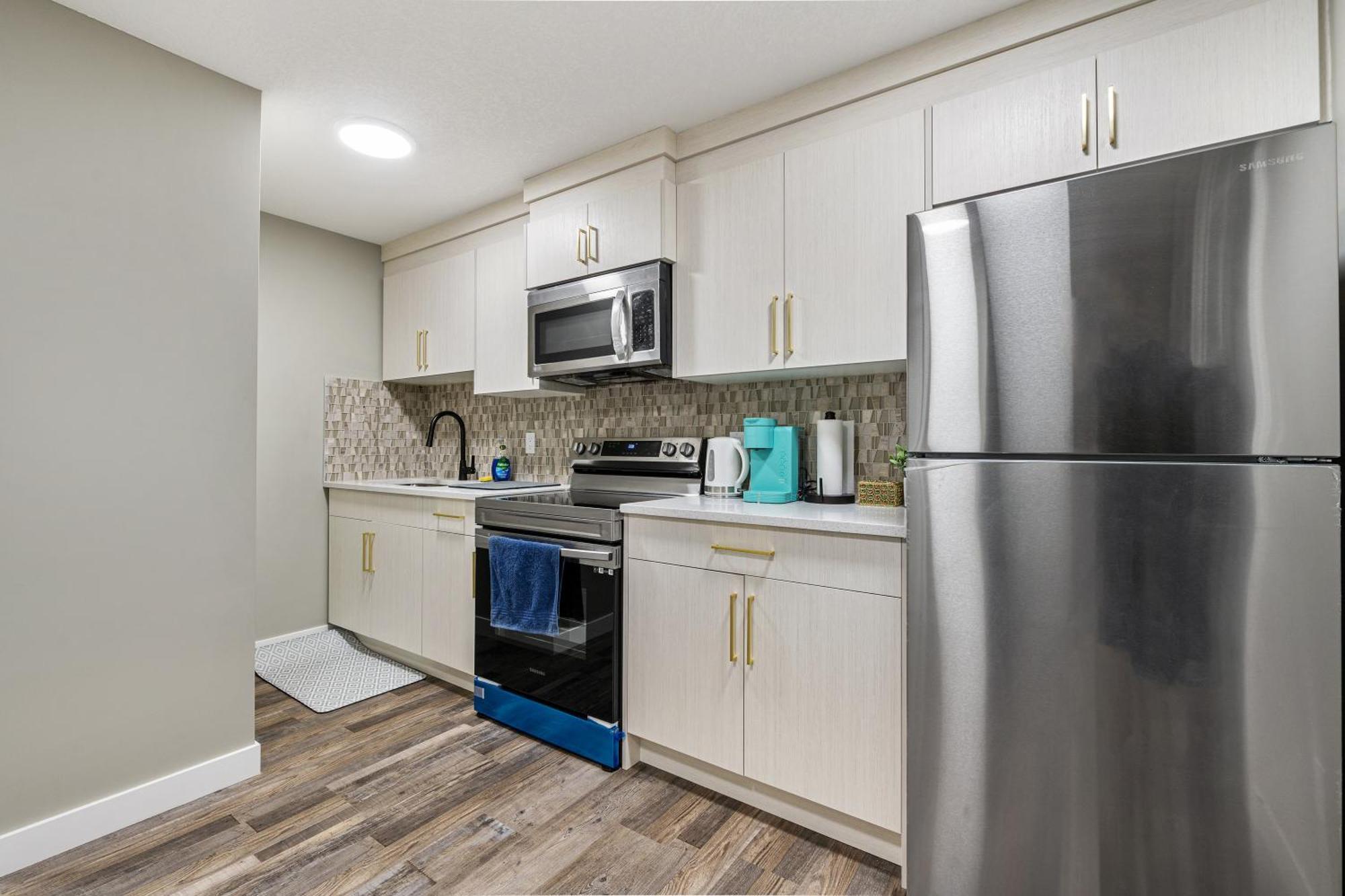 Modern 2 Bedroom Basement Suite With Laundry คาลการี ภายนอก รูปภาพ