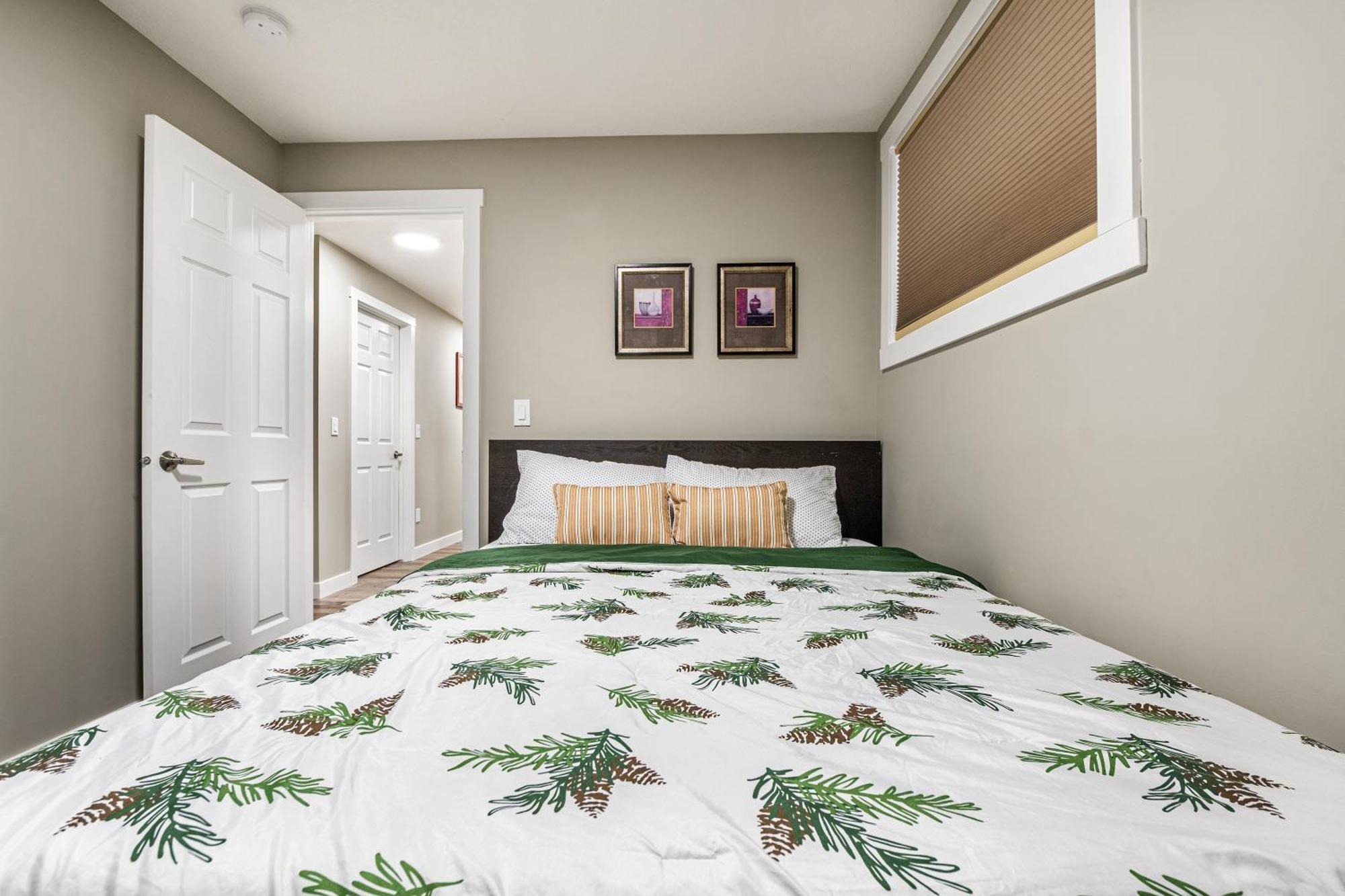 Modern 2 Bedroom Basement Suite With Laundry คาลการี ภายนอก รูปภาพ