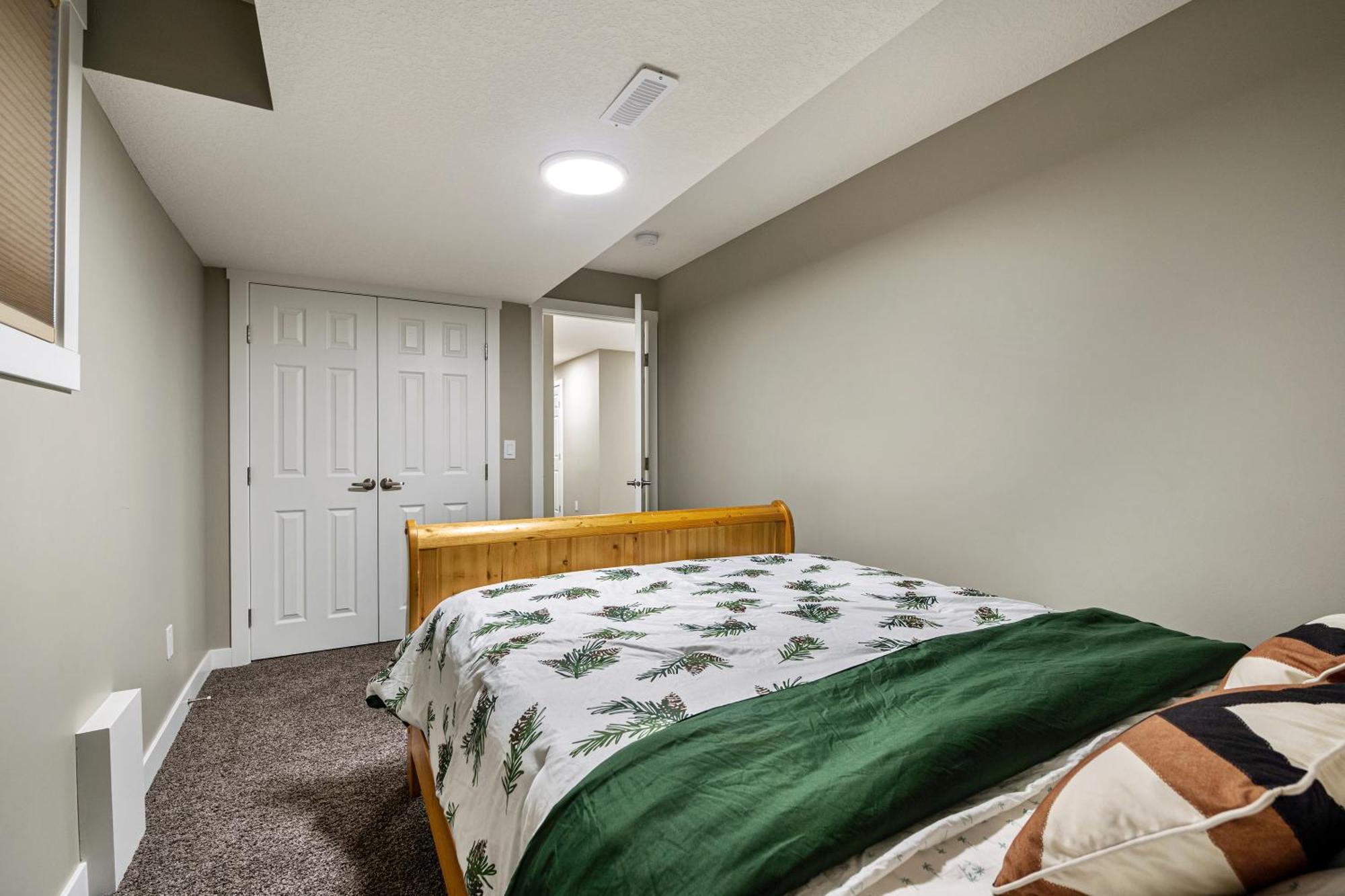 Modern 2 Bedroom Basement Suite With Laundry คาลการี ภายนอก รูปภาพ