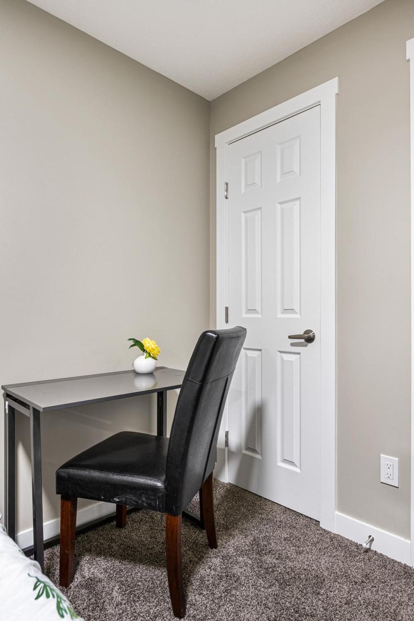 Modern 2 Bedroom Basement Suite With Laundry คาลการี ภายนอก รูปภาพ