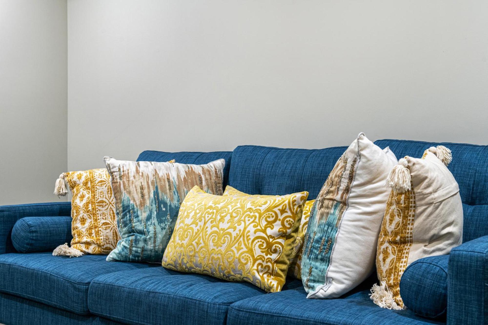 Modern 2 Bedroom Basement Suite With Laundry คาลการี ภายนอก รูปภาพ