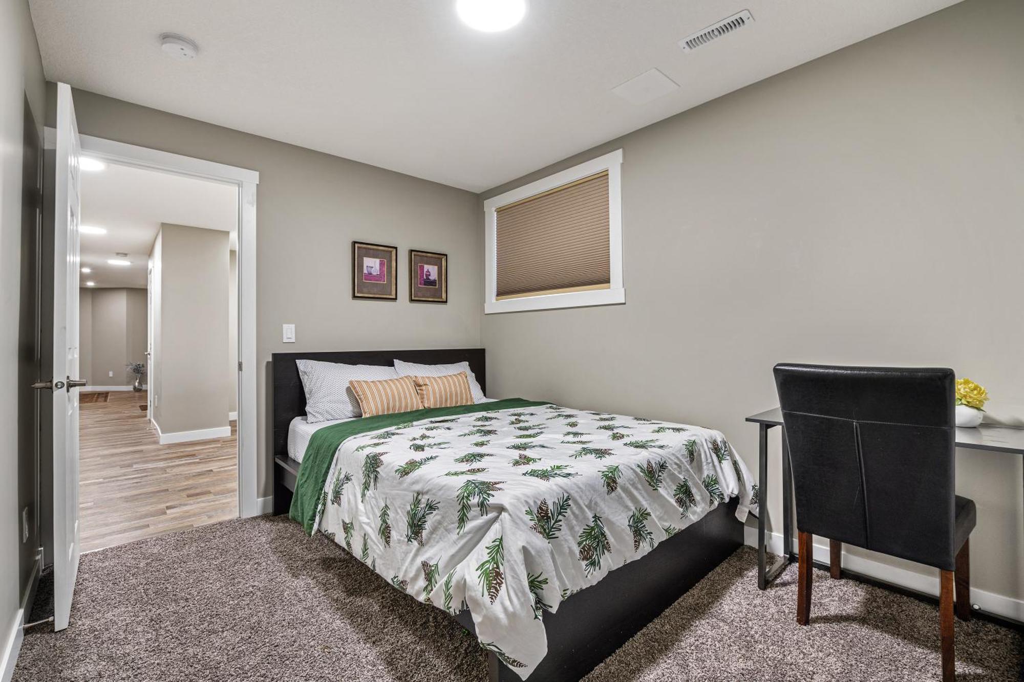 Modern 2 Bedroom Basement Suite With Laundry คาลการี ภายนอก รูปภาพ