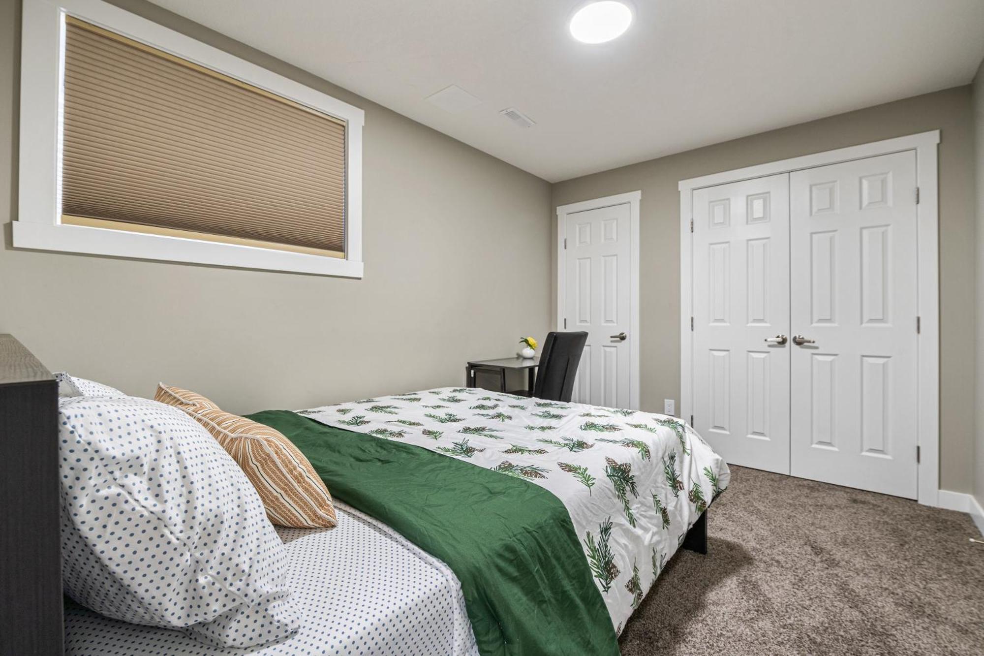 Modern 2 Bedroom Basement Suite With Laundry คาลการี ภายนอก รูปภาพ